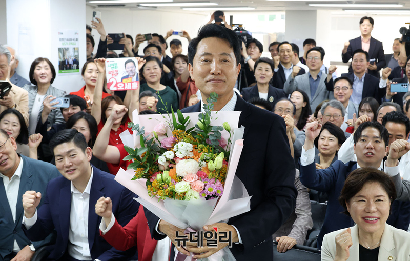 ▲ 서울시장 5선에 성공한 오세훈 국민의힘 서울시장 당선인이 4일 오전 서울 종로구에 마련된 선거캠프를 방문해 축하 꽃다발을 들고 지지자들의 축하를 받고 있다. ⓒ서성진 기자