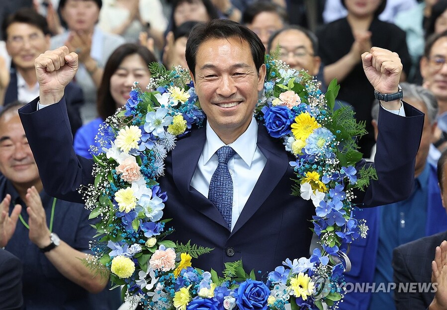 ▲ 더불어민주당 우상호 강원특별자치도지사 후보가 4일 춘천시 더불어민주당 강원도당에서 당선이 확실시된 뒤 기뻐하고 있다. ⓒ연합뉴스