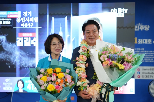 ▲ 최대호 안양시장 당선인이 4일 배우자와 함께 당선 확정 후 선거캠프에서 기념촬영을 하고 있다. ⓒ최대호 선거캠프 제공