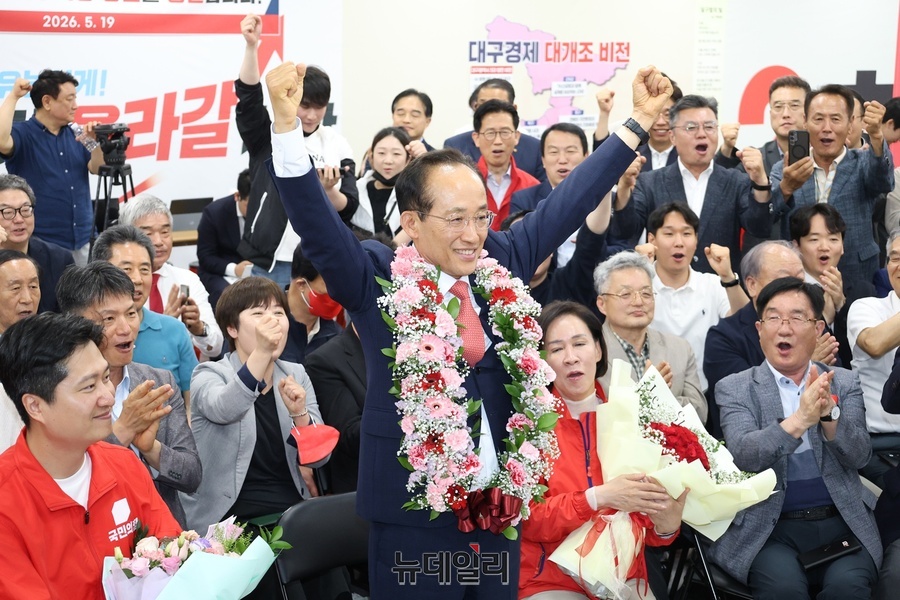 ▲ 국민의힘 추경호 대구시장 당선인은 치열했던 선거전을 마무리하고 당선이 확정된 직후, 승리의 환호 대신 무거운 책임감과 겸손함을 담은 메시지를 먼저 내놓았다. 사진은 목에 꽃다발을 걸고 기뻐하는 추 후보.ⓒ뉴데일리