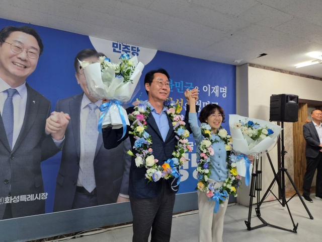 ▲ 정명근 화성시장 당선인이 부인과 함께 지지자들의 환호에 답하고 있다ⓒ정일형 기자