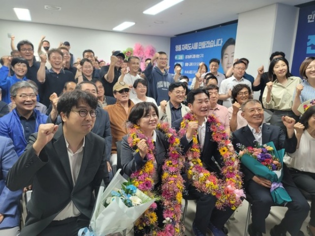 ▲ 조용호 오산시장 당선인이 지지자들과 환호하고 있다ⓒ조용호 당선인 캠프 제공