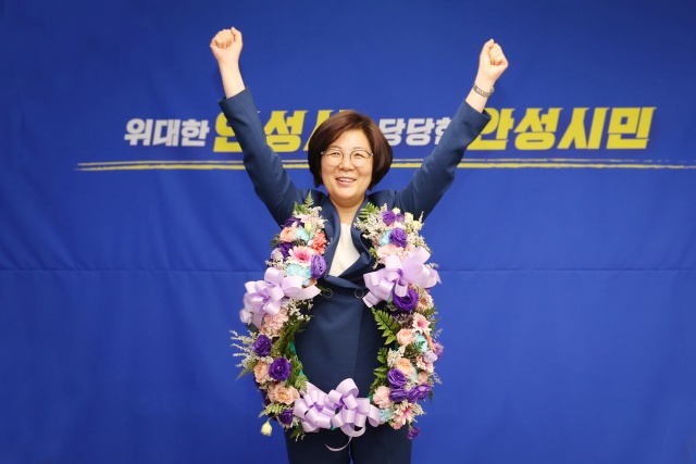 ▲ 김보라 당선인이 지지자들의 환호에 두팔을 들어 답하고 있다ⓒ김보라 당선인 캠프 제공