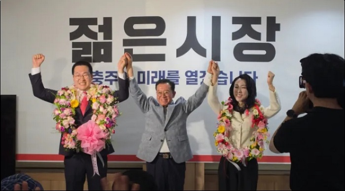 ▲ 충주시장선거 개표 결과 대역전극에 성공한 이동석 당선인 부부가 이종배 의원과 함께 지지자들의 환호에 답을 하고 있다.ⓒ이동석 후보 캠프 제공