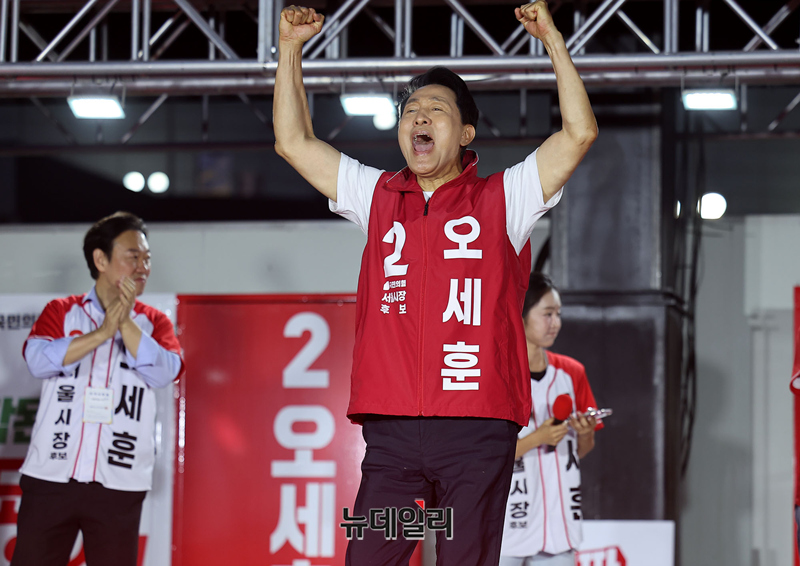 ▲ 오세훈 국민의힘 서울시장이 선거 유세 마지막날이던 지난 2일 서울 서대문구 신촌역 스타광장에서 열린 파이널 유세에서 무대에 오르는 모습. ⓒ정상윤 기자