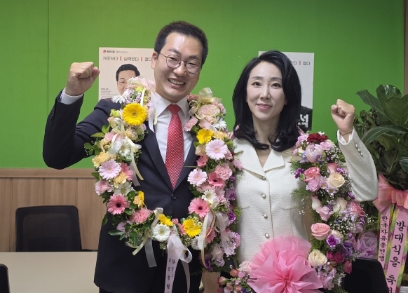 ▲ 이동석 충주시장 당선인(왼쪽) 부부. ⓒ이동석 충주시장 당선인 캠프 제공·연합뉴스