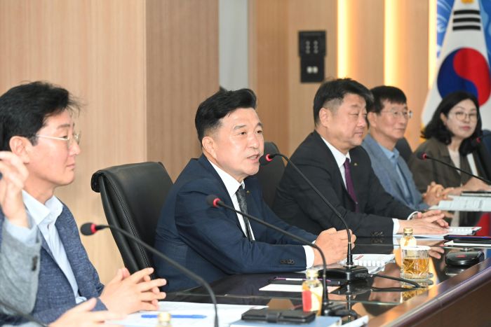 ▲ 최재구 예산군수가 4일 군청에서 주요 현안 업무보고를 받고 있다.ⓒ예산군