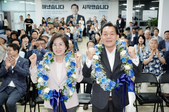 ▲ 이재준 수원시장 당선인이 기념촬영을 하고 있다. ⓒ이재준 당선인측 제공