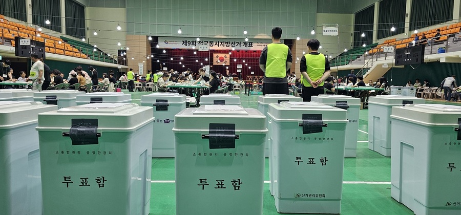 ▲ 4일 전국동시지방선거 개표장이 설치된 충북 보은군 보은읍 보은국민체육센터에 투표소에서 옮겨온 투표함들이 개표 순서를 기다리고 있는 모습. ⓒ뉴시스