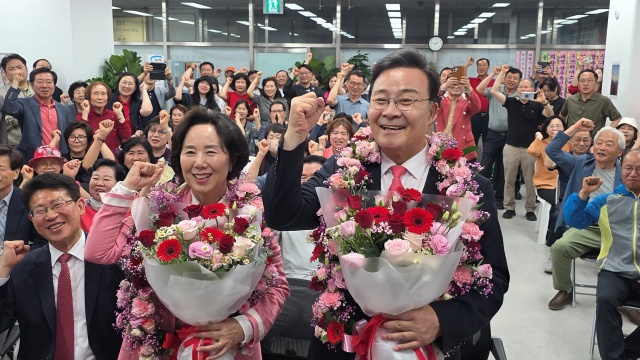 ▲ 김성제 의왕시장 당선인이 기념촬영을 하고 있다. ⓒ김성제 당선인측 제공