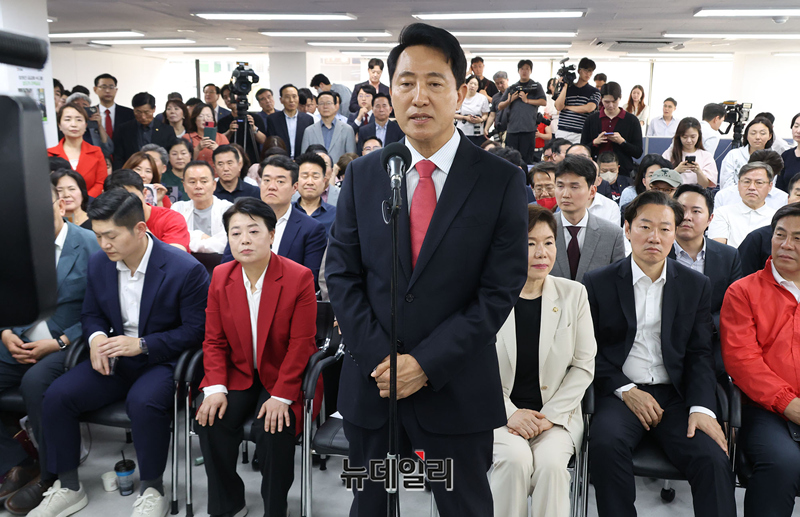 ▲ 서울시장 5선에 성공한 오세훈 국민의힘 서울시장 당선인이 4일 오전 서울 종로구에 마련된 선거캠프를 방문해 인사말을 하고 있다.ⓒ서성진 기자