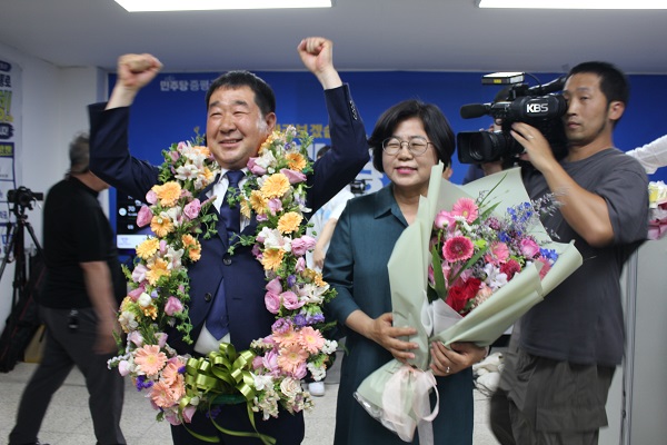 ▲ 이재영 증평군수 후보가 당선 확정후 환호하고 있다.ⓒ이재영 후보 캠프 제공