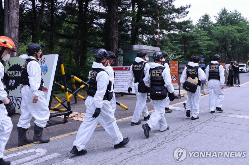 ▲ 지난 2일 대전 유성구 외삼동 한화에어로스페이스 대전사업장 안으로 소방 차량이 들어가고 있다. ⓒ연합뉴스