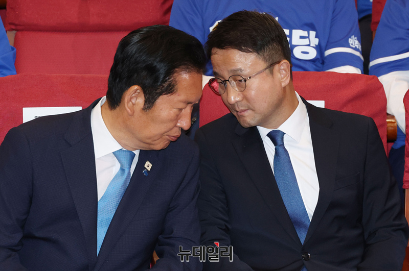 ▲ 정청래 더불어민주당 총괄상임선대위원장과 한병도 원내대표가 지난 3일 국회 의원회관에 마련된 개표상황실에서 방송사 출구조사 결과 발표 후 대화를 나누는 모습. ⓒ이종현 기자