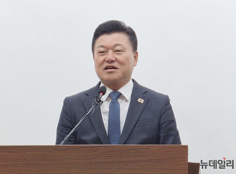 ▲ 신용한 충북지사 당선인이 4일 오전 충북도청 브리핑룸에서 기자회견을 열고 당선 소감을 발표하고 있다. ⓒ표윤지 기자
