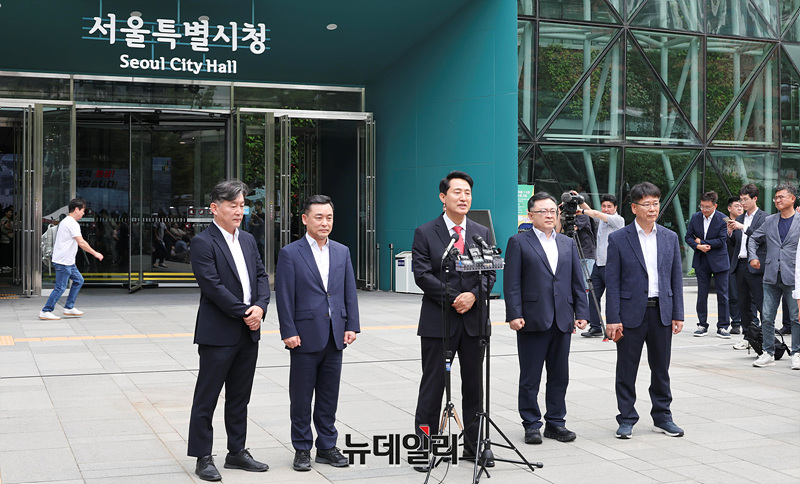 ▲ 오세훈 서울시장이 4일 6·3 지방선거 승리 선언을 마친 뒤 서울시청으로 복귀해 청사 앞에서 대시민 메시지를 발표하고 있다. ⓒ서성진 기자