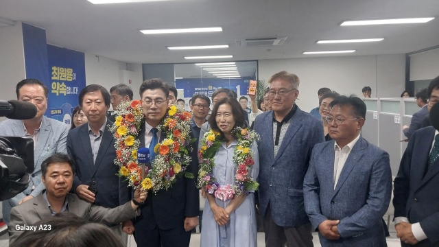▲ 당선 확정 후 인터뷰에 응하고 있는 최원용 당선자ⓒ정일형 기자