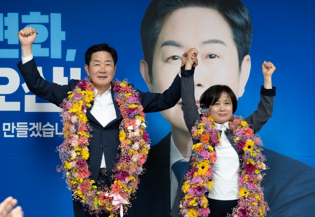 ▲ 지지자들의 환호에 답하는 조용호 당선인ⓒ조용호 캠프 제공