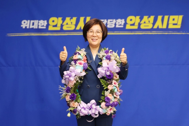 ▲ 당선인사하는 김보라 시장ⓒ김보라 선거캠프 제공