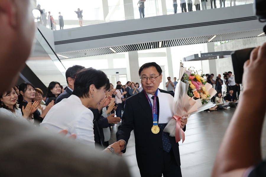 ▲ 재선에 성공한 정근식 서울시교육감이 4일 시교육청에 다시 출근하며 직원들과 악수하고 있다.ⓒ서울교육청
