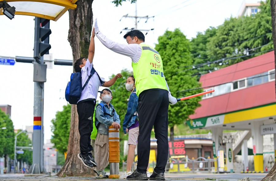 ▲ 임기향 당선인은 평소 지역 밀착형 의정활동을 이어온 인물로 평가받고 있다. 지역구 초등학교 일원에서 8년째 등굣길 교통안전 봉사활동을 펼쳐왔다. ⓒ