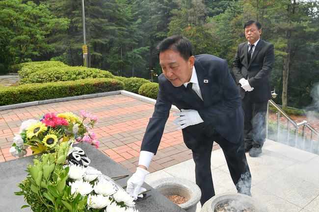 ▲ 김세훈 화천군수 당선자가 첫 일정으로 4일 화천읍 충열탑을 찾아 헌화와 분향, 참배를 했다. ⓒ화천군