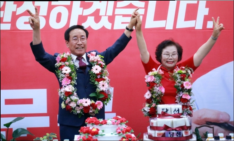 ▲ 김문근 단양군수 당선인과 부인 송이화 여사가 축하 꽃다발을 목에 걸고 환하게 웃고 있다.ⓒ 김문근 후보 캠프 제공