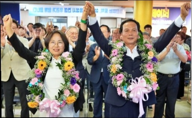 ▲ 조병옥 더불어민주당 음성군수 후보가 3선 성공 확정후 환하게 웃고 있다.ⓒ조병옥 후보 캠프 제공