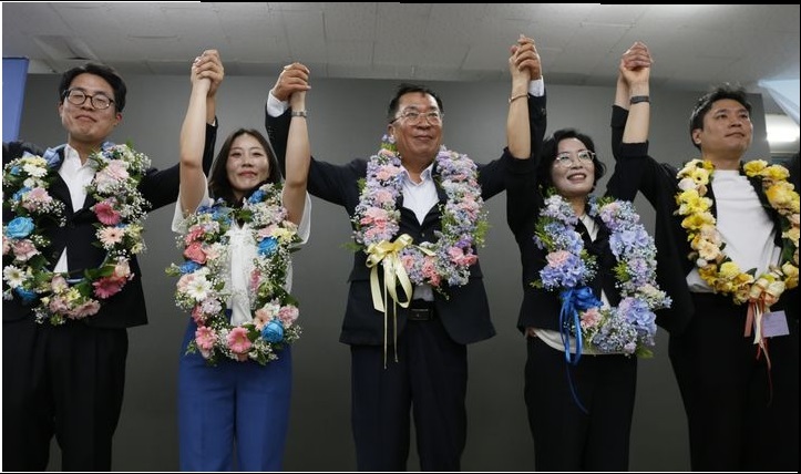 ▲ 이상천 더불어민주당 후보와 가족들이 당선 확정소식에 환호하고 있다.ⓒ이상천 후보 캠프 제공