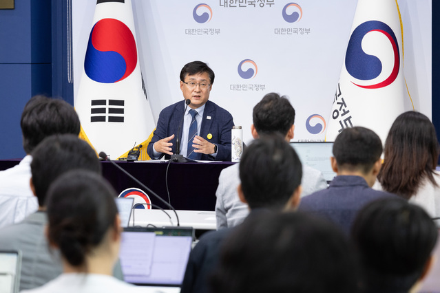 ▲ 김성환 기후에너지환경부 장관이 4일 정부서울청사에서 열린 이재명 정부 출범 1주년 기자간담회에서 발언하고 있다. (사진=기후부) ⓒ전성무 기자
