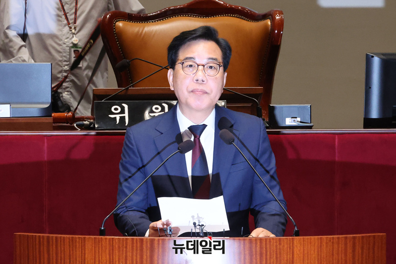 ▲ 송언석 국민의힘 원내대표가 4일 국회에서 열린 긴급 의원총회에서 중앙선거관리위원회의 투표용지 부족 사태 관련 발언을 하고 있다. ⓒ이종현 기자