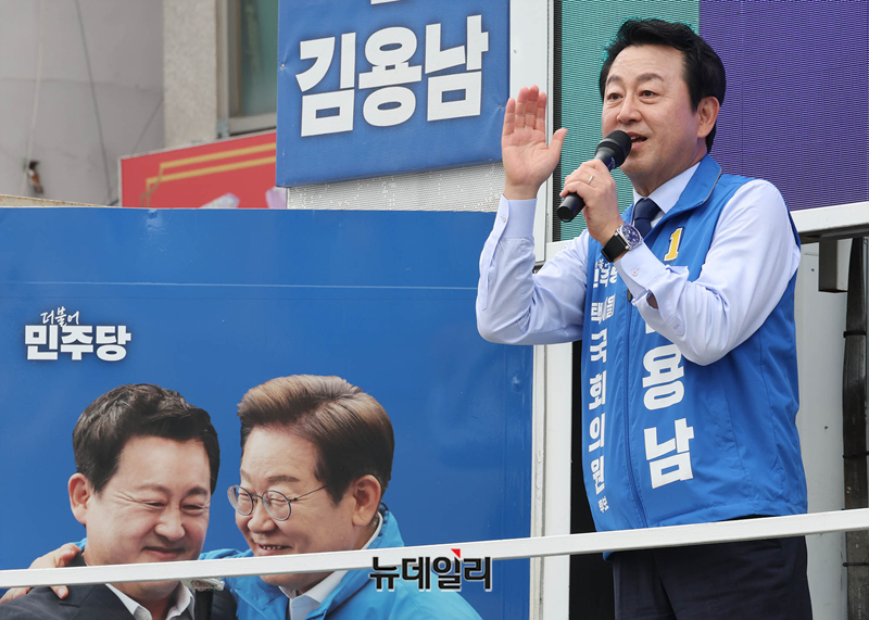 ▲ 김용남 더불어민주당 평택을 국회의원 보궐선거 후보가 지난달 26일 경기 평택시 안중시장에서 차량에 올라 지지 호소를 하는 모습. ⓒ이종현 기자