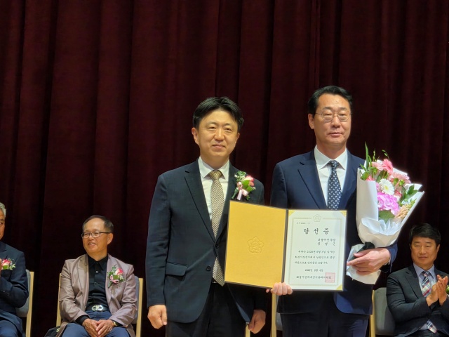 ▲ 당선증을 교부받고 있는 정명근 화성시장 당선인ⓒ정일형 기자