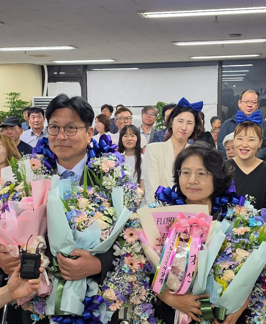 ▲ 도성훈 인천시교육감 후보가 당선이 확정된 후 배우자와 함께 기념 촬영을 하고 있다. ⓒ 도성훈 후보 선거 캠프 제공