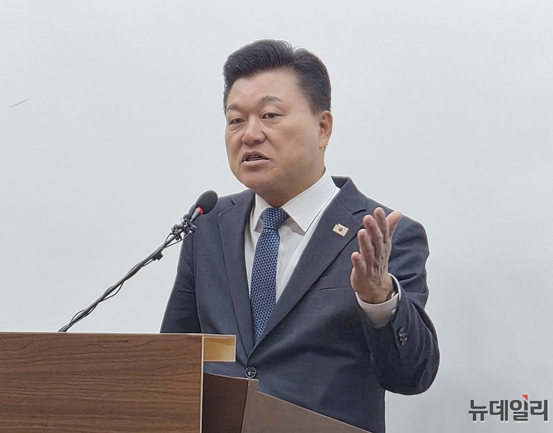 ▲ 신용한 충북지사 당선인이 4일 충북도청 브리핑룸에서 당선 후 첫 기자회견을 하고 있다. ⓒ표윤지 기자
