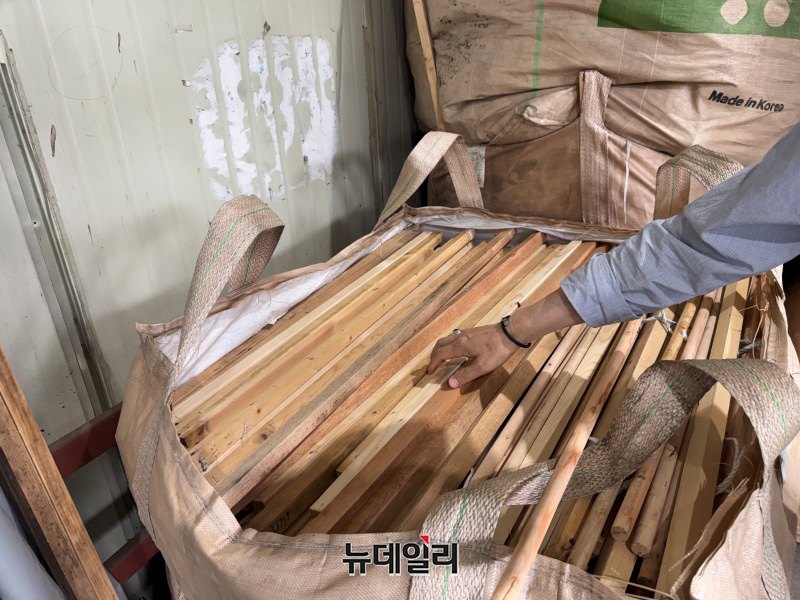 ▲ 현수막 천과 분리돼 별도로 적재된 목재 지지대. ⓒ임찬웅 기자