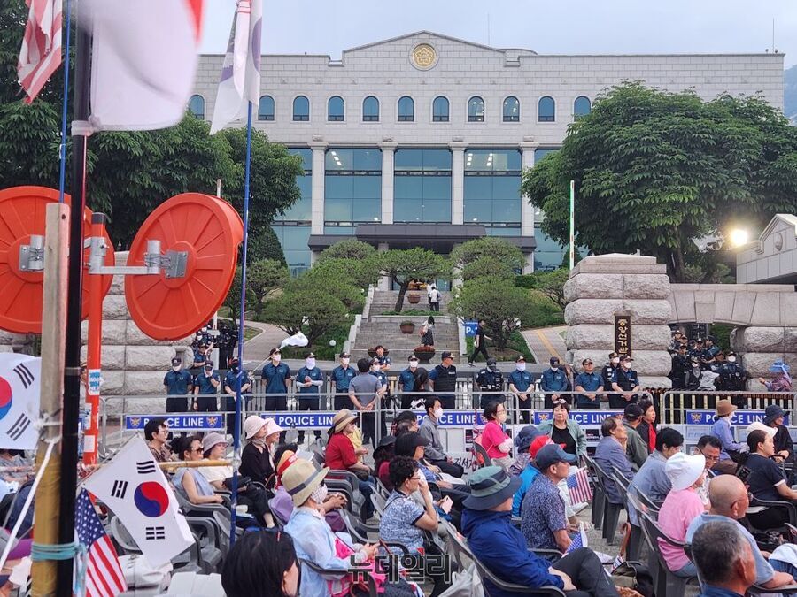 ▲ 4일 오후 6시 전한길 전 한국사 강사 등을 포함한 시위대 800여명(경찰 추산)이 과천시 중앙선거관리위원회 청사 앞에서 시위를 벌이고 있다. ⓒ경기 과천=임찬웅 기자