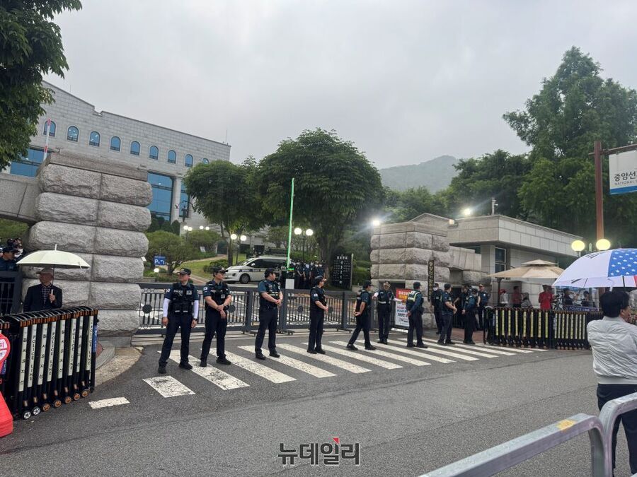 ▲ 4일 오후 6시 과천시 중앙선거관리위원회 청사 앞에서 경찰이 경계 근무를 서고 있다. ⓒ경기 과천=임찬웅 기자