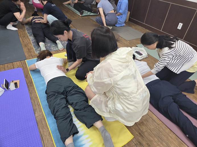 ▲ '척추측만 전문운동 슈로스 테라피 워크숍'에서 실습하는 모습.ⓒ원디대