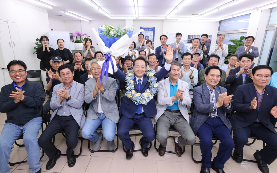 ▲ 광주 동구(청장 임택)는 임택 동구청장이 제9회 전국동시지방선거에서 3선 연임에 성공한 뒤 축하를 받고있다_앞줄 좌측에서 4번째ⓒ광주광역시 동구청 제공