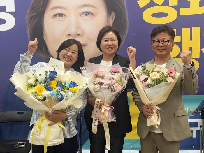 ▲ 초대 영종구청장으로 당선된 더불어민주당 손화정(가운데) 당선인이 축하 꽃다발을 받고 지지자들과 함께 기념 촬영을 하고 있다. ⓒ 손화정 캠프 제공