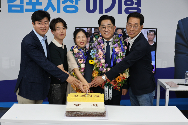 ▲ 이기형 김포시장 당선인(오른쪽 두번째)이 4일 선거사무실에서 캠프 관계자들과 함께 당선 축하 케잌떡을 자르고 있다. ⓒ 이기형 캠프 제공