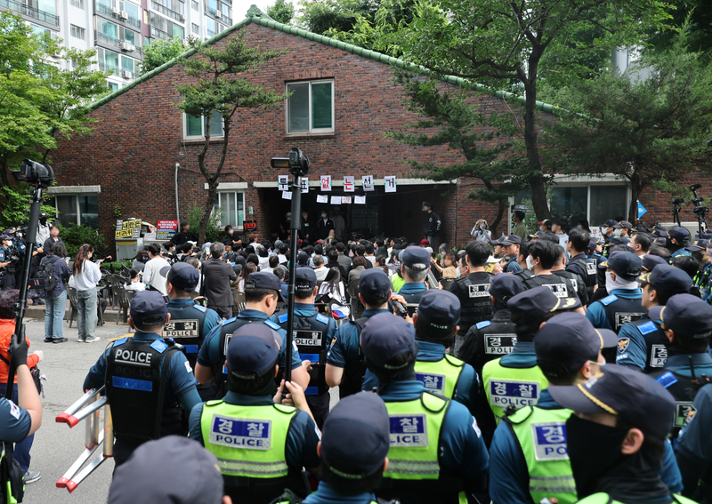 ▲ 5일 서울 송파구 잠실7동 제2투표소 앞에서 투표함 반출에 반대하는 시민들이 경찰과 대치하고 있다. /연합뉴스