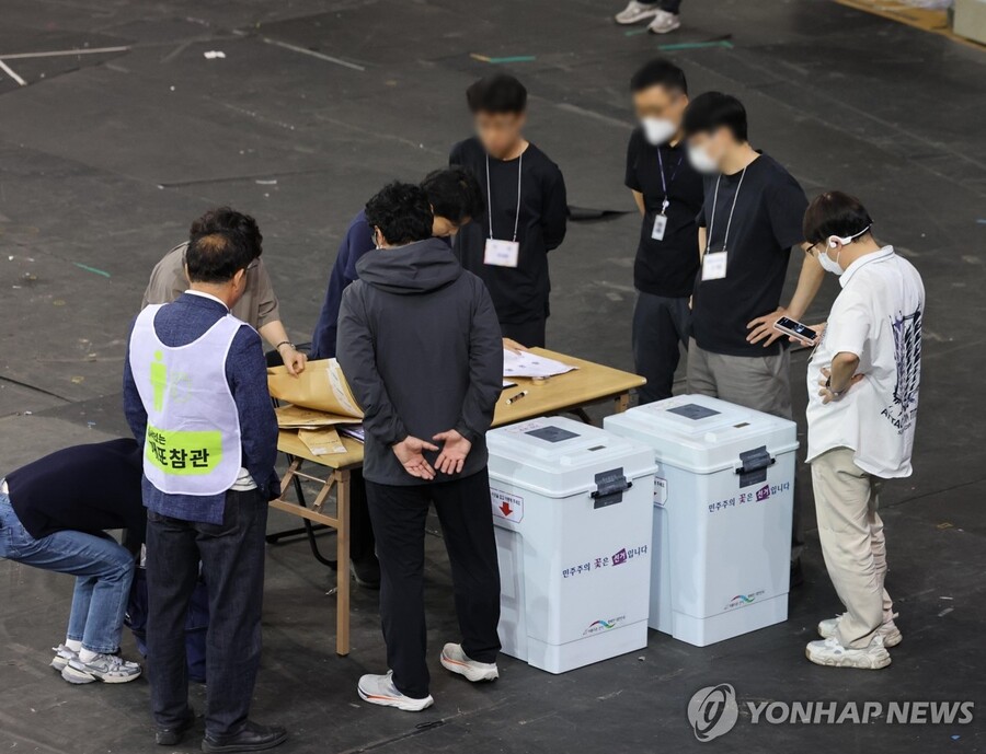 ▲ 5일 서울 송파구 잠실7동 제2투표소에서 이송된 투표함이 개표소인 올림픽공원 핸드볼경기장에 도착하고 있다. ⓒ연합뉴스