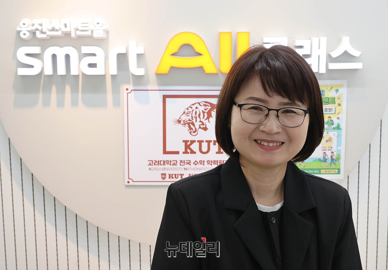 ▲ 조상희 교사가 웅진씽크빅 스마트올클래스에서 기념촬영을 하고 있다.ⓒ정상윤 기자