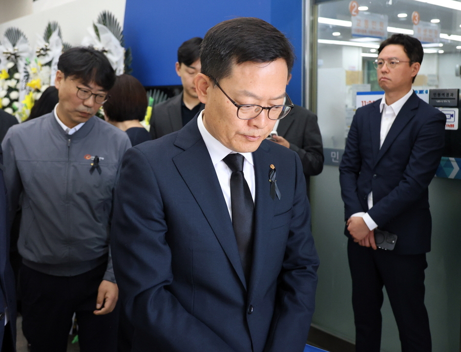 ▲ 손재일 대표가 합동분향소를 찾은 모습. ⓒ연합뉴스