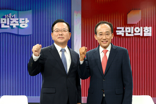 ▲ 지난달 22일 대구 수성구 TBC 스튜디오에서 열린 '제9회 전국동시지방선거 대구시장 후보자 초청 토론회'에서 김부겸 당시 더불어민주당 후보(왼쪽)와 추경호 국민의힘 후보가 토론회 시작에 앞서 기념 촬영을 하고 있다. ⓒ연합뉴스