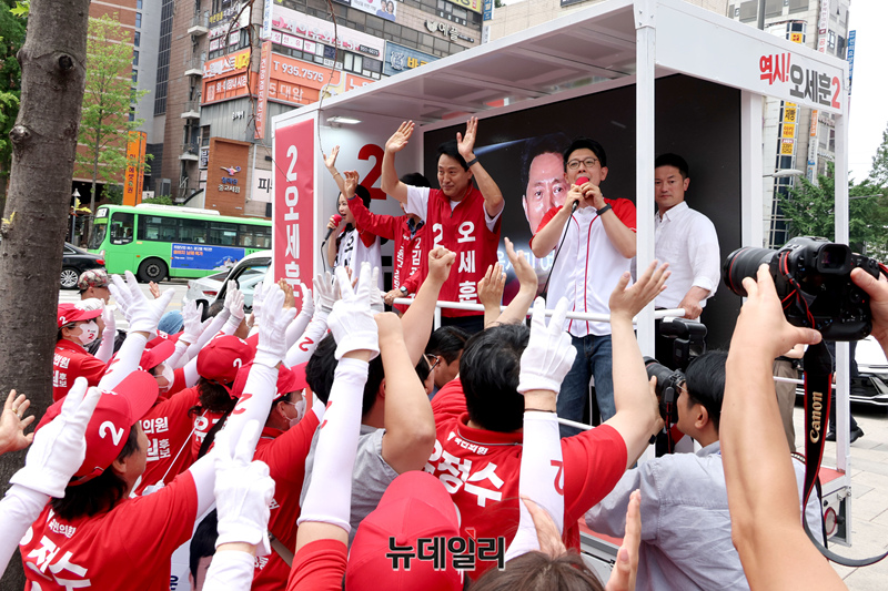 ▲ 오세훈 당시 국민의힘 서울시장 후보가 지난 1일 오후 서울 노원구 롯데백화점 노원점 앞에서 열린 릴레이 순회 유세장을 떠나며 손을 들어 인사하고 있다. ⓒ이종현 기자