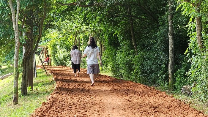 ▲ 충남 계룡시가 두계천 황톳길 800m 구간 정비를 완료한 가운데 시민들이 황톳길을 걸으며 산책을 즐기고 있다.ⓒ계룡시