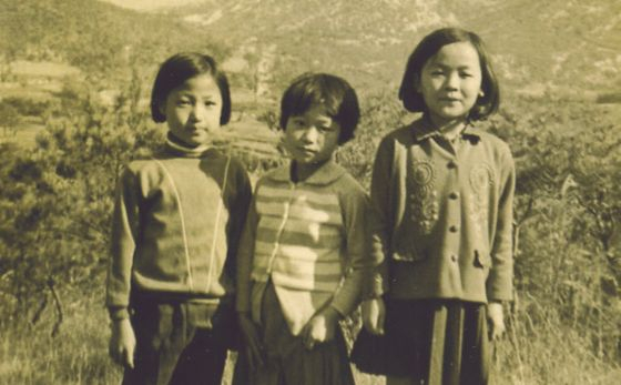 ▲ 추미애 경기도지사 당선인(왼쪽)의 초등학생 시절 모습. ⓒ추미애 선거캠프 제공